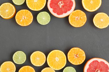 Renkli arka plan görüntüsünde farklı turunçgiller ve sulu dilimler. Metin eklenecek yer.