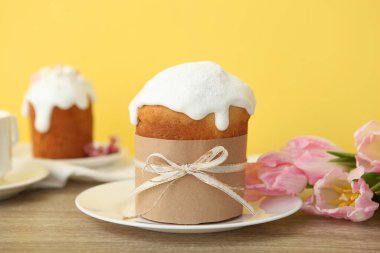 Geleneksel paskalya pastası masada. Geleneksel Paskalya ziyafetleri. Bayramlık paskalya arkaplanı. Mesaj için yer. Minimalizm.
