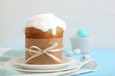 Geleneksel paskalya pastası masada. Geleneksel Paskalya ziyafetleri. Bayramlık paskalya arkaplanı. Mesaj için yer. Minimalizm.