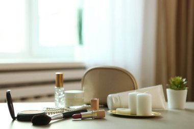 Makyaj için dekoratif kozmetik ürünleri. Metin eklenecek yer.