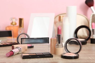 Makyaj için dekoratif kozmetik ürünleri. Metin eklenecek yer.