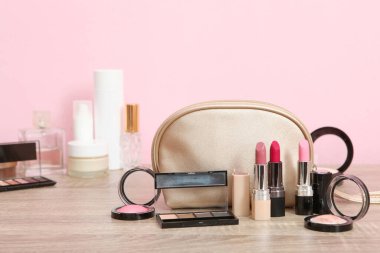 Makyaj için dekoratif kozmetik ürünleri. Metin eklenecek yer.