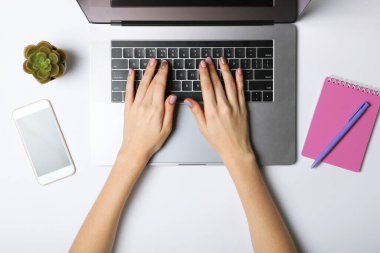 Modern dizüstü bilgisayar ve eller masaüstü görüntüsünde. Bir dizüstü bilgisayar, blog, serbest çalışma
