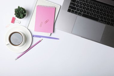 Modern dizüstü bilgisayar ve kırtasiye, yazı eklemek için masa üstü görünümünde. Masaüstü görüntüsü. Serbest günlük yazma.