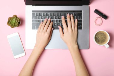 Modern dizüstü bilgisayar ve eller masaüstü görüntüsünde. Bir dizüstü bilgisayar, blog, serbest çalışma