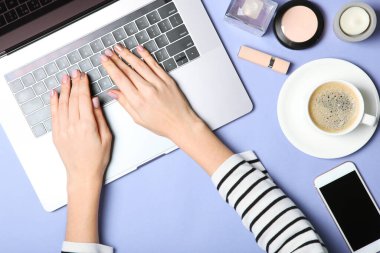 Modern dizüstü bilgisayar ve eller masaüstü görüntüsünde. Bir dizüstü bilgisayar, blog, serbest çalışma