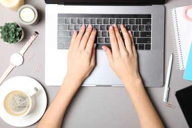 Modern dizüstü bilgisayar ve eller masaüstü görüntüsünde. Bir dizüstü bilgisayar, blog, serbest çalışma