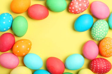 Masanın üstünde paskalya yumurtaları var. Metin eklemek için bir yeri olan Paskalya bileşimi.