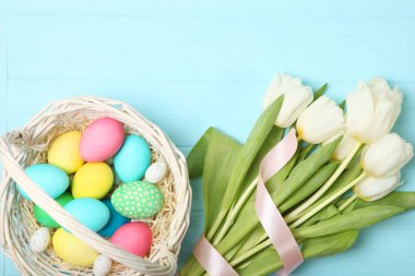 Paskalya yumurtaları ve çiçekler masanın üstünde. Metin eklemek için bir yeri olan Paskalya bileşimi.
