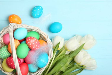 Paskalya yumurtaları ve çiçekler masanın üstünde. Metin eklemek için bir yeri olan Paskalya bileşimi.