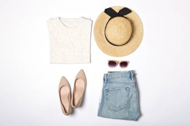 Beyaz arka planda modaya uygun kadın kıyafetleri ve aksesuarları.. 