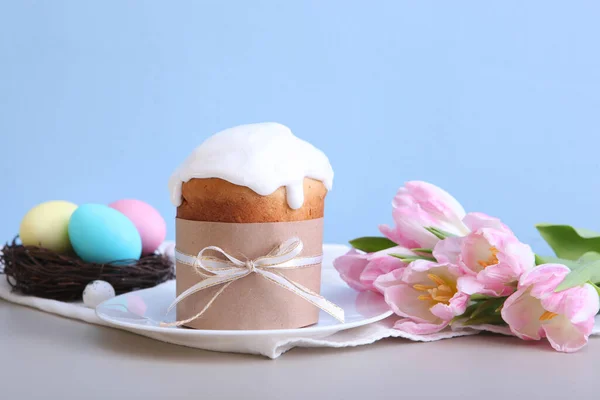 传统的复活节蛋糕放在桌上 复活节的传统食物 节日的东方背景 文字的位置 最低限度主义 — 图库照片