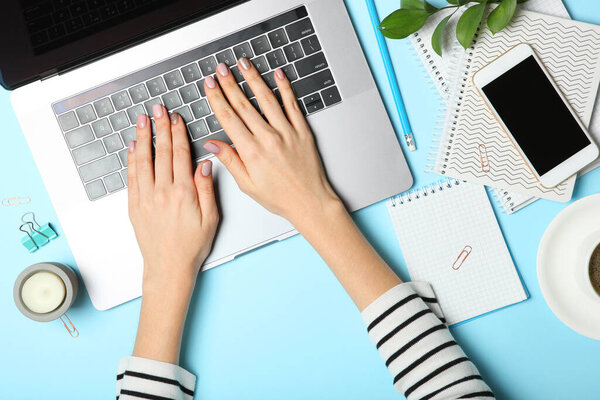 Современный ноутбук и вид на рабочий стол. Работа над ноутбуком, блоги, фриланс
