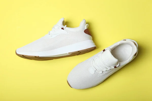 För Män Sneakers Färgad Bakgrund Skodon För Män Minimalism — Stockfoto