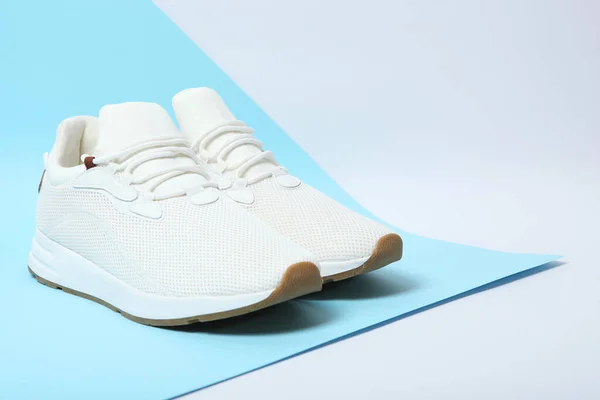 För Män Sneakers Färgad Bakgrund Skodon För Män Minimalism — Stockfoto