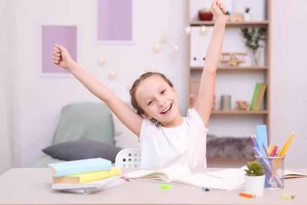 Petite Fille Mignonne Fait Ses Devoirs Intérieur Pièce — Photo