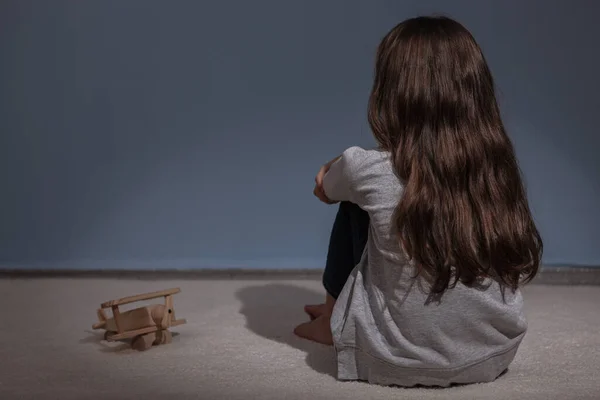 Singură Fată Tristă Acasă Conceptul Autism Singurătate — Fotografie, imagine de stoc