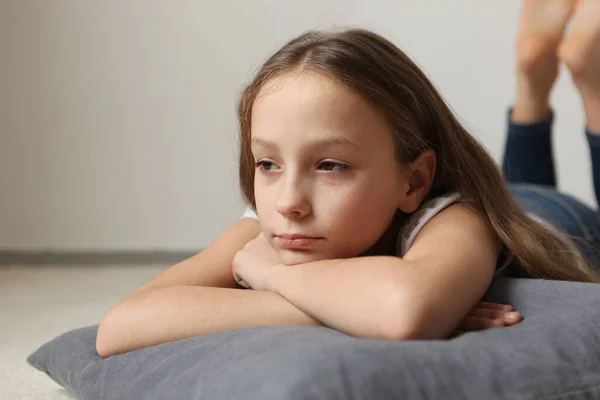 寂寞凄凉的女孩在家里 自闭症 孤独的概念 — 图库照片