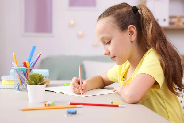 Nettes Kleines Mädchen Macht Hausaufgaben Inneren Des Zimmers — Stockfoto