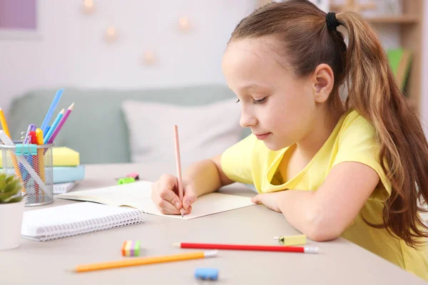 Linda Niña Está Haciendo Tarea Interior Habitación — Foto de Stock