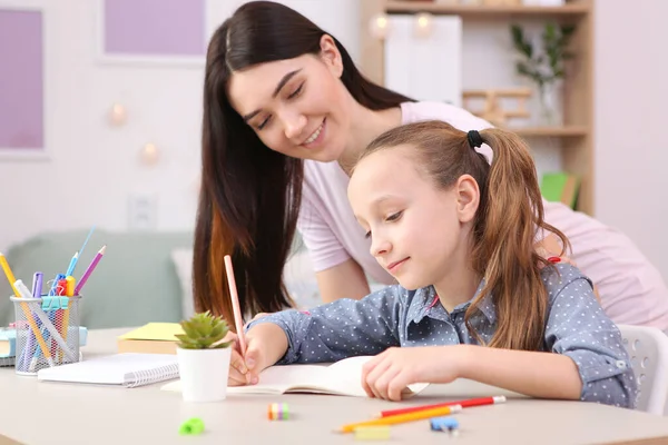 Mama Hilft Dem Mädchen Bei Den Hausaufgaben Kinder Und Eltern — Stockfoto