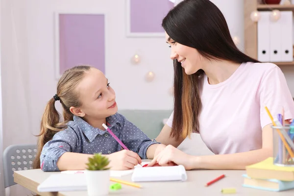 母はその少女が宿題をするのを手伝う 子供と親 — ストック写真