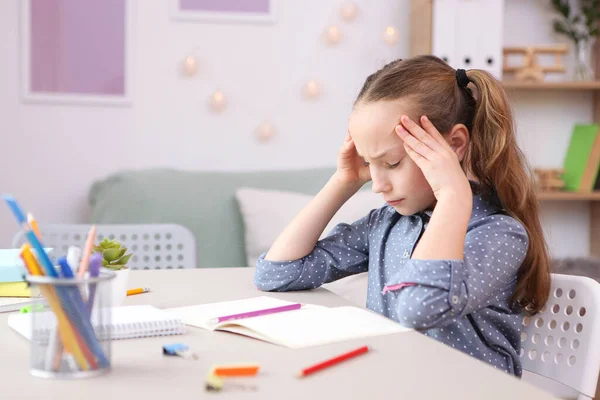 Triest Moe Meisje Doet Huiswerk Het Interieur Van Kamer — Stockfoto