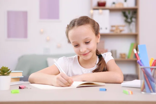 Linda Niña Está Haciendo Tarea Interior Habitación — Foto de Stock