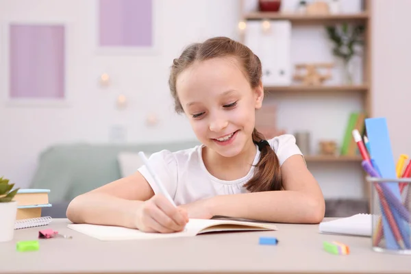 Schattig Klein Meisje Het Doen Van Huiswerk Het Interieur Van — Stockfoto