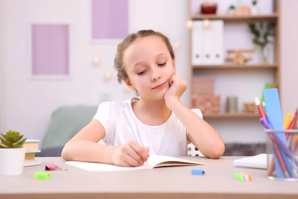 Linda Niña Está Haciendo Tarea Interior Habitación — Foto de Stock