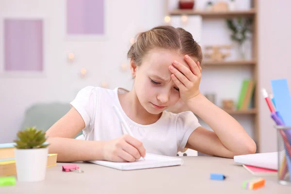 Üzgün Yorgun Kız Odanın Içinde Ödevini Yapıyor — Stok fotoğraf