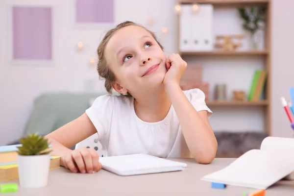 Schattig Klein Meisje Het Doen Van Huiswerk Het Interieur Van — Stockfoto