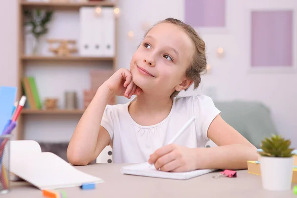 Petite Fille Mignonne Fait Ses Devoirs Intérieur Pièce — Photo