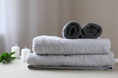 Masada bir yığın temiz havlu var..