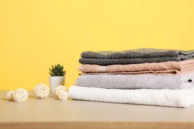 Masada bir yığın temiz havlu var..