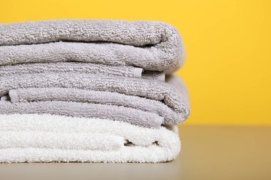 Masada bir yığın temiz havlu var..