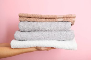 Kadın ellerinde bir yığın temiz havlu..
