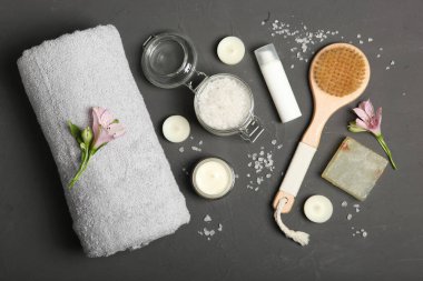 Bir masaüstü görünümünde metin için yeri olan güzel bir spa kompozisyonu.