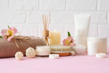 Masanın üzerinde havlular ve çiçekler olan spa kompozisyonu ve yazı için yer. Vücut bakımı, rahatlama