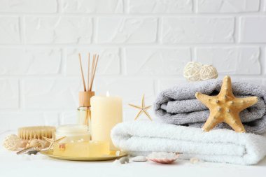 Masanın üzerinde havlular ve çiçekler olan spa kompozisyonu ve yazı için yer. Vücut bakımı, rahatlama