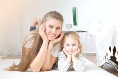Anneler günü konsepti. Anne ve kızı evde.