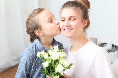 Anneler günü konsepti. Anne ve kızı evde.