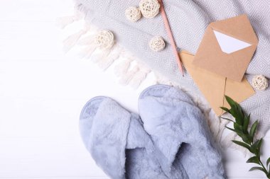 Ev terlikleri üst görünümü olan rahat kompozisyon.