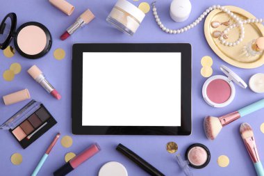 Renkli arka plan görünümlü kozmetik ve modern tablet. Güzellik günlüğü konsepti.