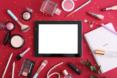 Renkli arka plan görünümlü kozmetik ve modern tablet. Güzellik günlüğü konsepti.