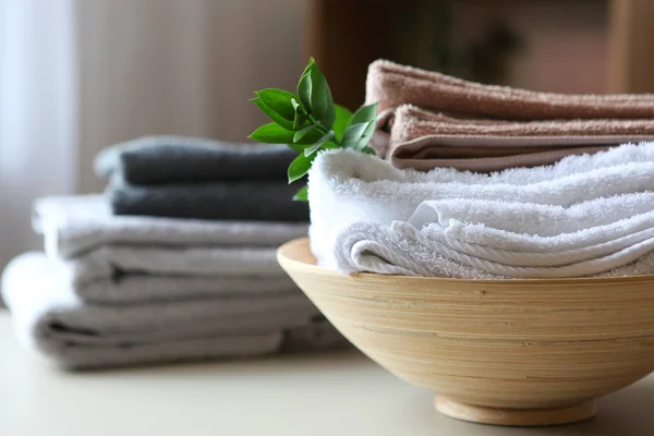 Een Stapel Schone Handdoeken Tafel — Stockfoto