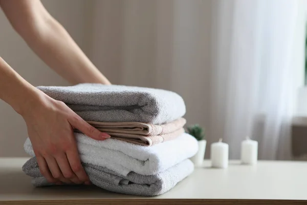 Una Pila Toallas Frescas Manos Femeninas — Foto de Stock