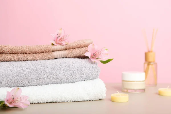 Stos Świeżych Ręczników Stole — Zdjęcie stockowe