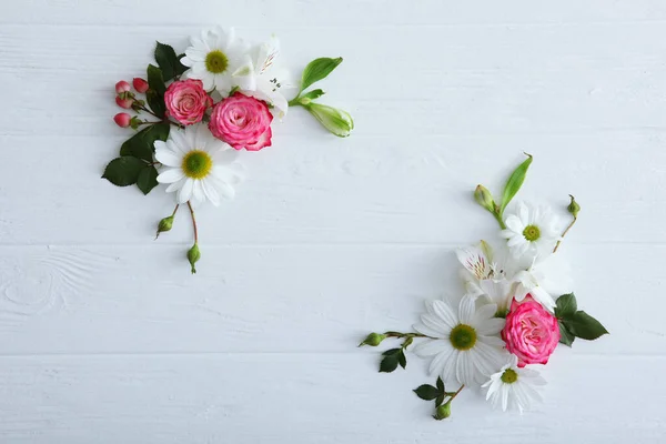Bel Arrangement Floral Avec Endroit Pour Insérer Texte Vue Dessus — Photo