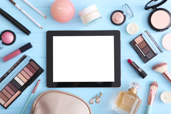 Renkli arka plan görünümlü kozmetik ve modern tablet. Güzellik günlüğü konsepti.